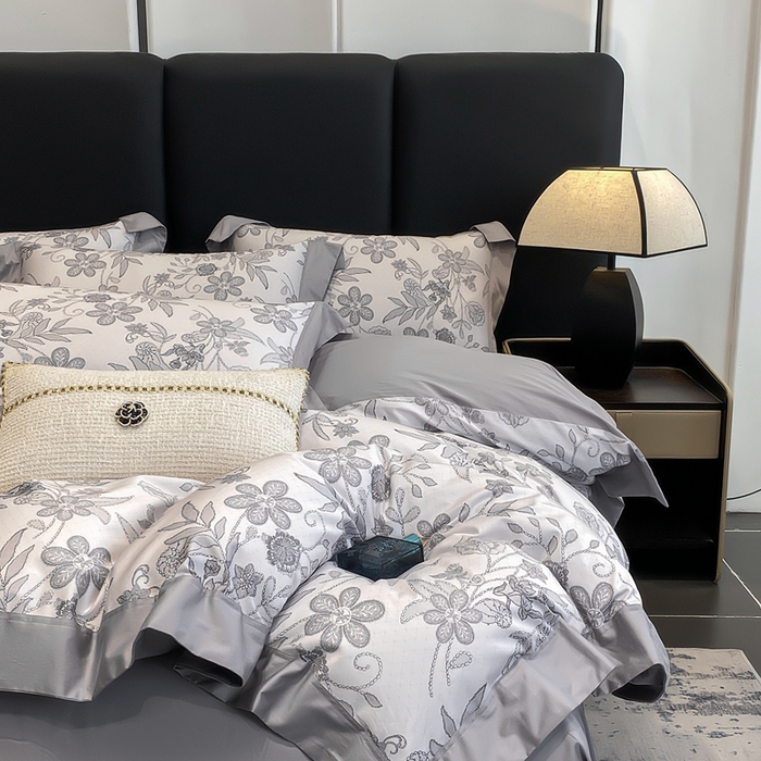 91家纺网 家纺一手货源 找家纺 娇逸家居 2025新款100支新疆长绒棉纯棉数码印花全棉四件套（专版花型） 初语-灰