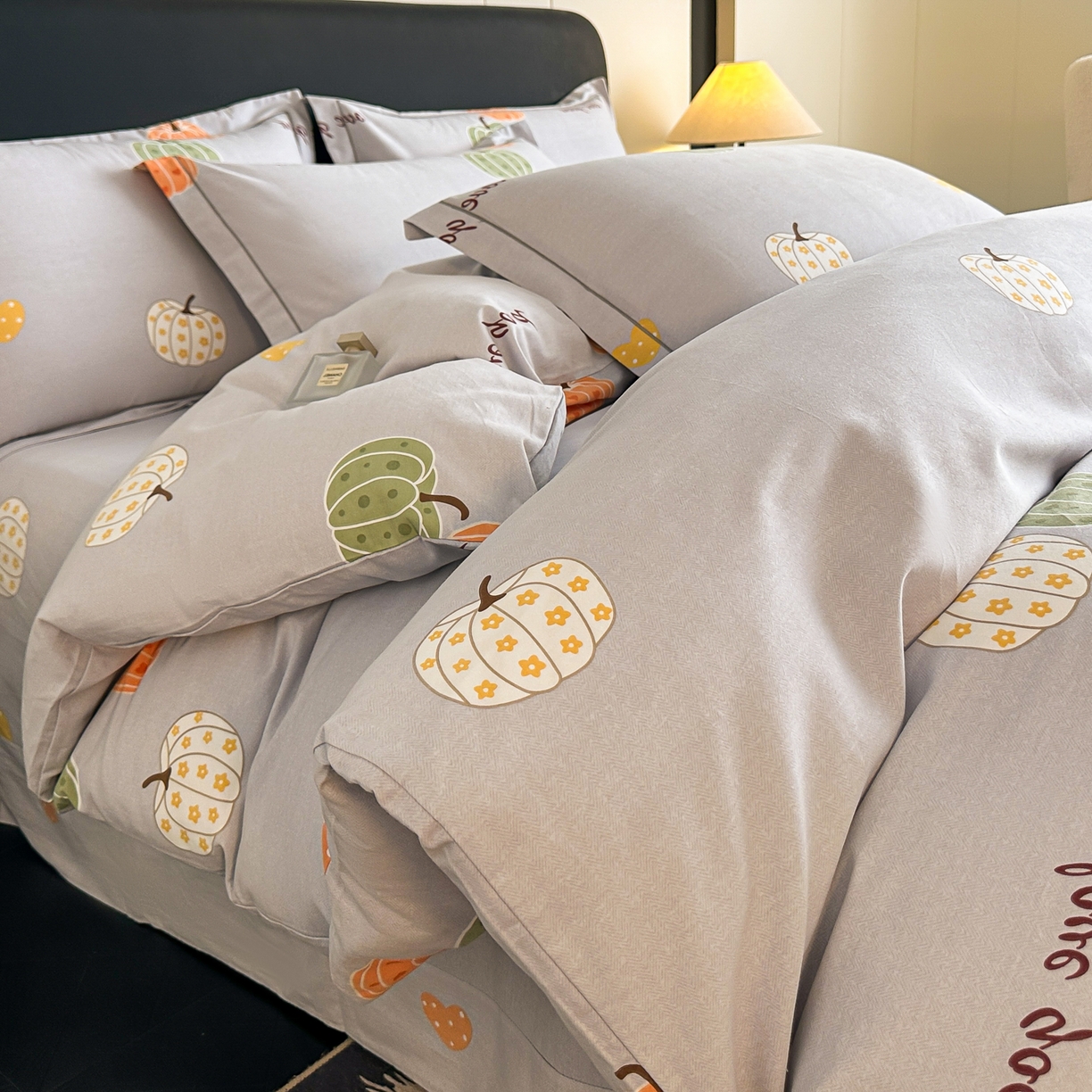 91家纺网 家纺一手货源 找家纺 磨毛世家家纺 2025新款生态四件套 南瓜甜心-灰