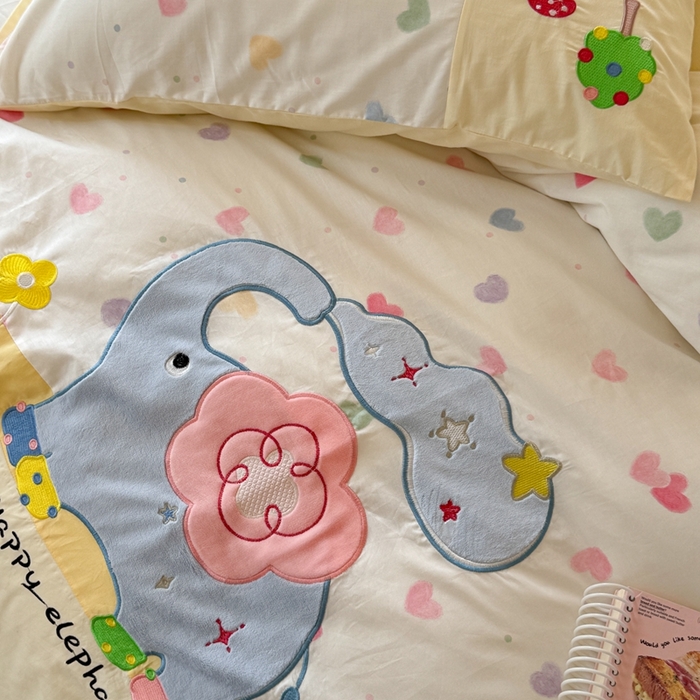 91家纺网 家纺一手货源 找家纺 柚子YOUTH 2025新款全棉纯棉工艺款13070贴布绣四件套 爱心小象