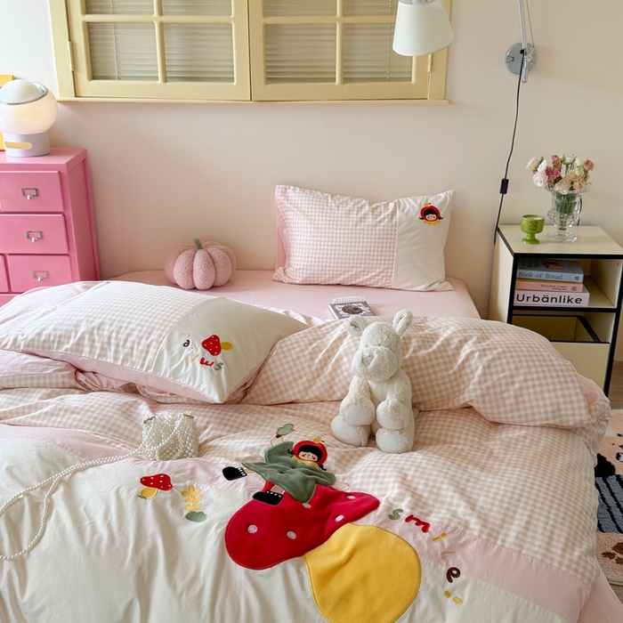 91家纺网 家纺一手货源 找家纺 柚子YOUTH 2025新款全棉纯棉工艺款13070贴布绣四件套 蘑菇女孩