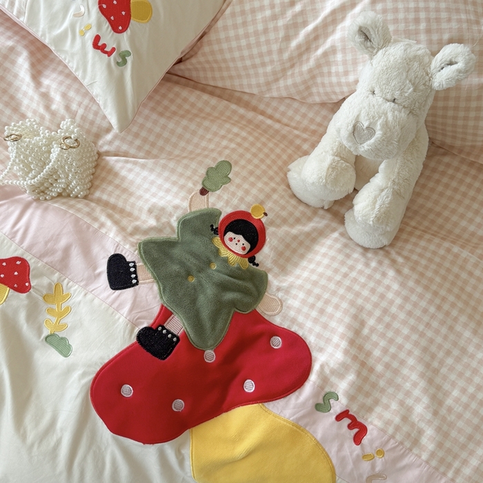 91家纺网 家纺一手货源 找家纺 柚子YOUTH 2025新款全棉纯棉工艺款13070贴布绣四件套 蘑菇女孩