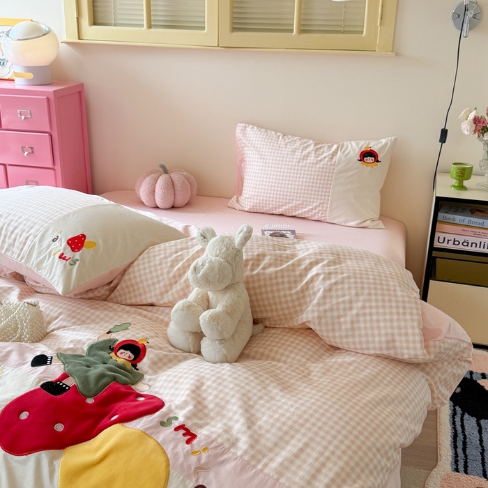 91家纺网 家纺一手货源 找家纺 柚子YOUTH 2025新款全棉纯棉工艺款13070贴布绣四件套 蘑菇女孩