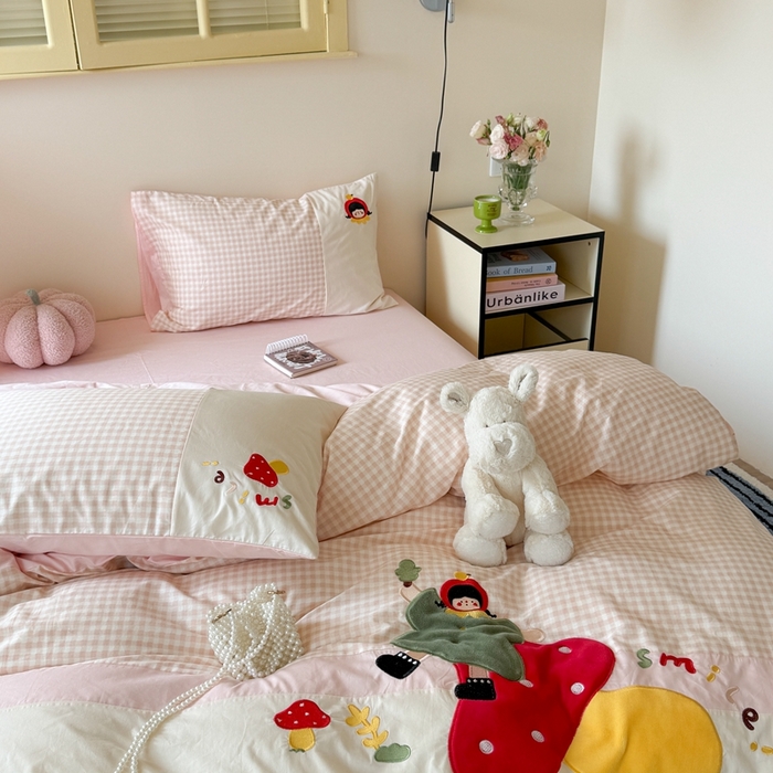 91家纺网 家纺一手货源 找家纺 柚子YOUTH 2025新款全棉纯棉工艺款13070贴布绣四件套 蘑菇女孩