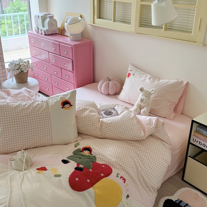 91家纺网 家纺一手货源 找家纺 柚子YOUTH 2025新款全棉纯棉工艺款13070贴布绣四件套 蘑菇女孩