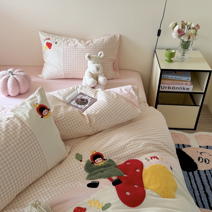 91家纺网 家纺一手货源 找家纺 柚子YOUTH 2025新款全棉纯棉工艺款13070贴布绣四件套 蘑菇女孩