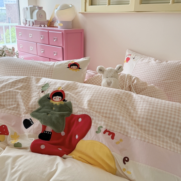 91家纺网 家纺一手货源 找家纺 柚子YOUTH 2025新款全棉纯棉工艺款13070贴布绣四件套 蘑菇女孩