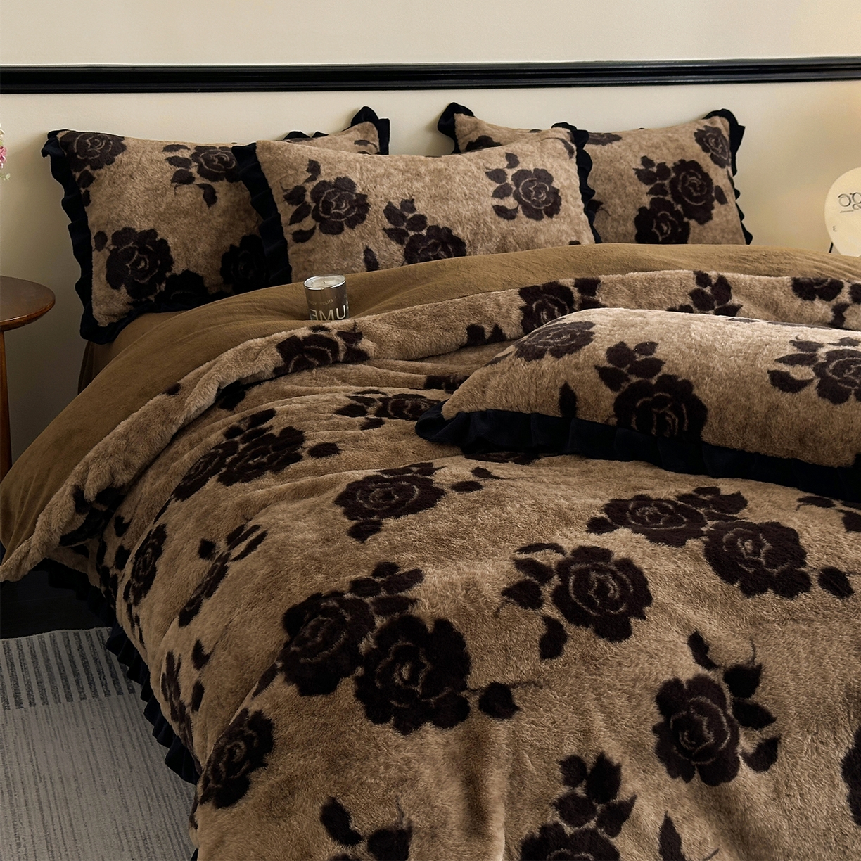 91家纺网 家纺一手货源 找家纺 金艾草 2025新款兔毛法式床单款四件套 盛放咖