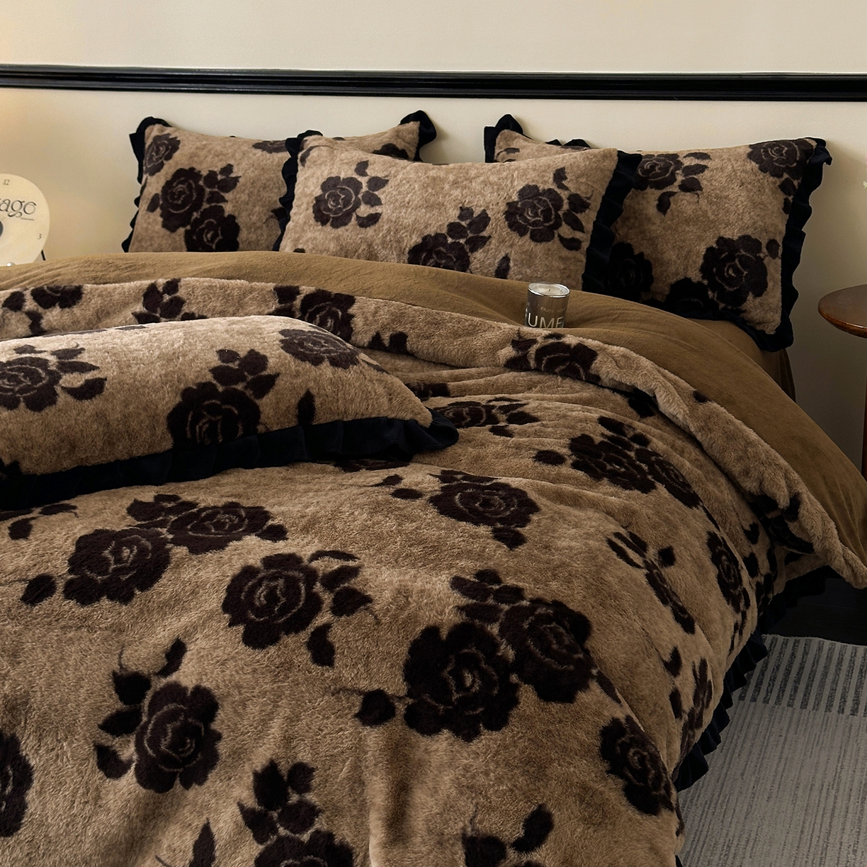 91家纺网 家纺一手货源 找家纺 金艾草 2025新款兔毛法式床单款四件套 盛放咖