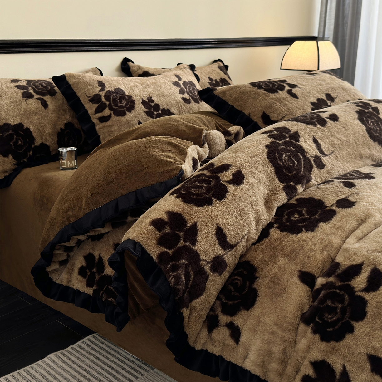 91家纺网 家纺一手货源 找家纺 金艾草 2025新款兔毛法式床单款四件套 盛放咖