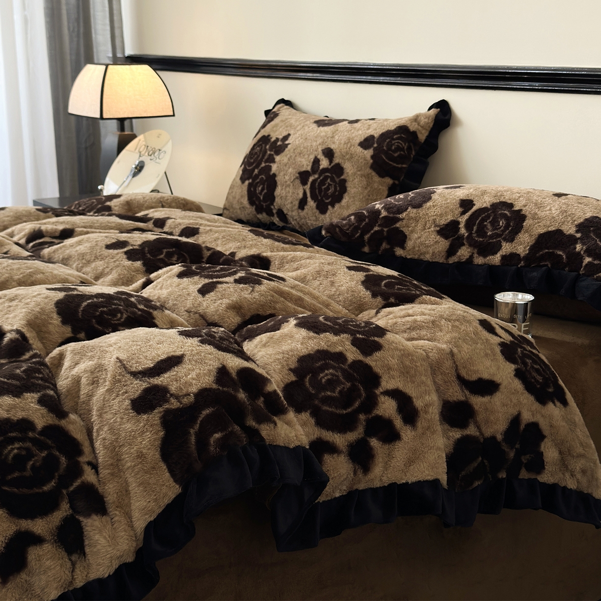 91家纺网 家纺一手货源 找家纺 金艾草 2025新款兔毛法式床单款四件套 盛放咖