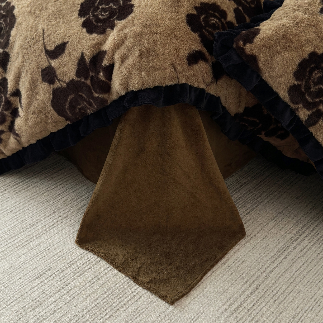 91家纺网 家纺一手货源 找家纺 金艾草 2025新款兔毛法式床单款四件套 盛放咖