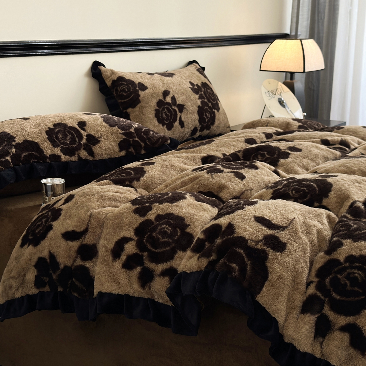 91家纺网 家纺一手货源 找家纺 金艾草 2025新款兔毛法式床单款四件套 盛放咖