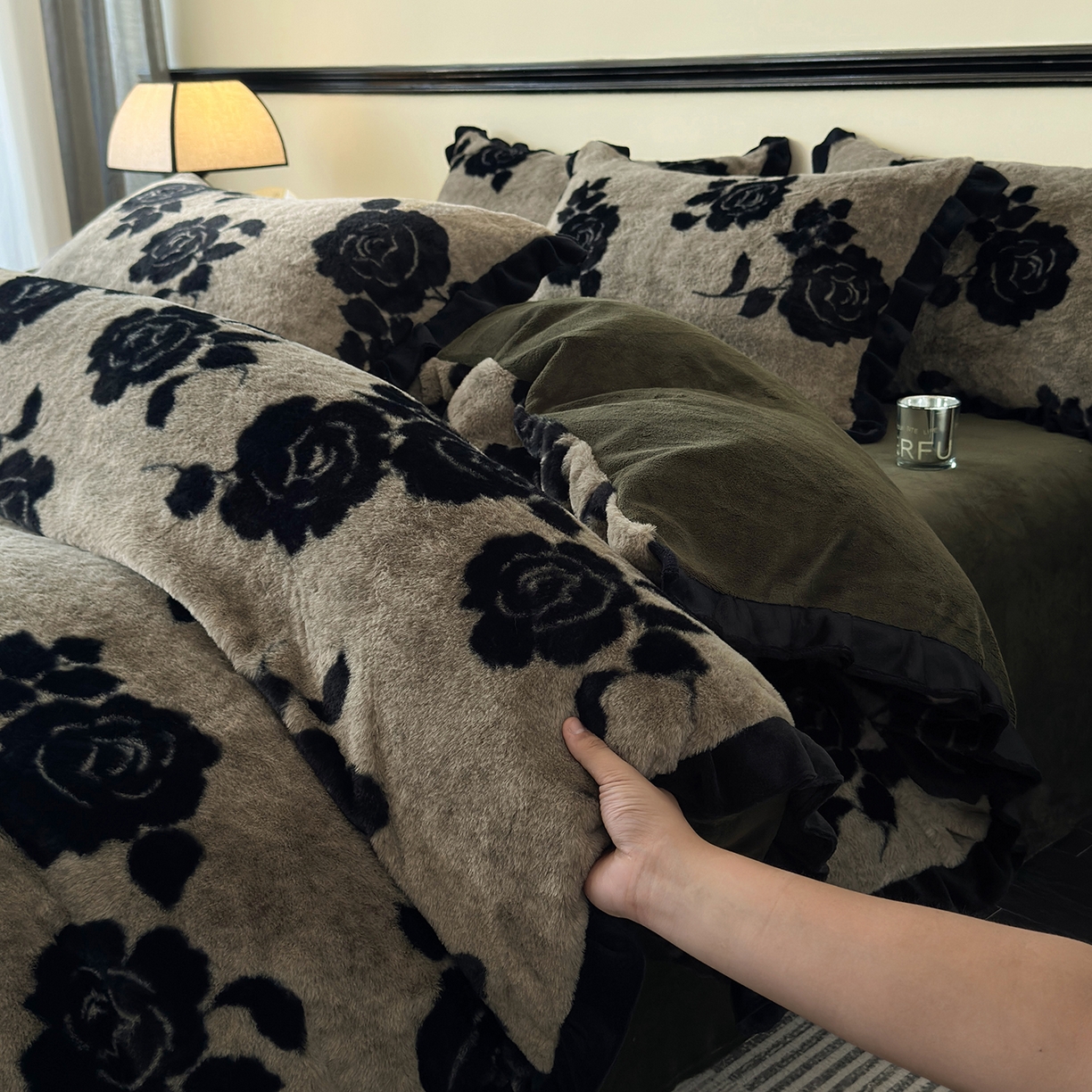 91家纺网 家纺一手货源 找家纺 金艾草 2025新款兔毛法式床单款四件套 盛放灰