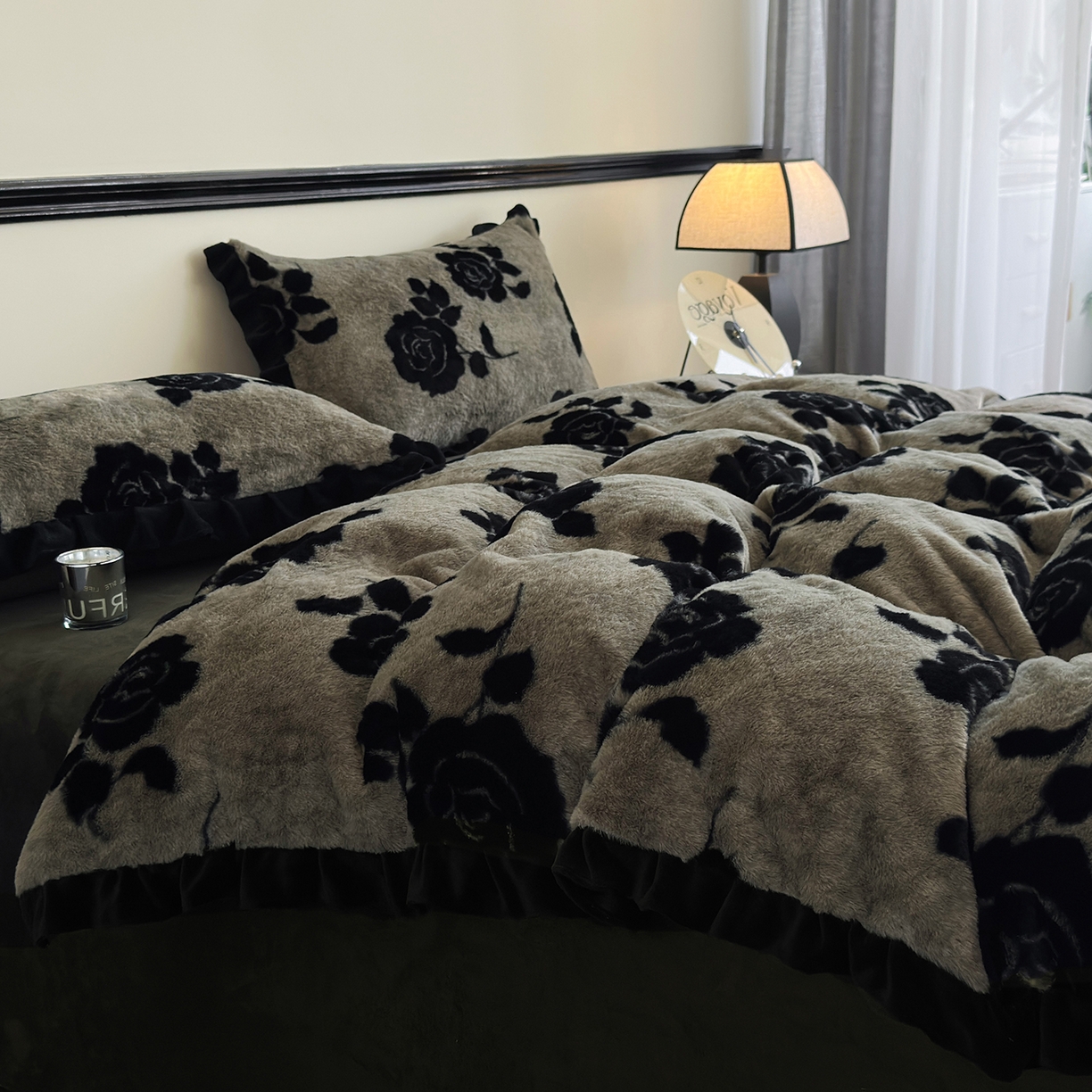 91家纺网 家纺一手货源 找家纺 金艾草 2025新款兔毛法式床单款四件套 盛放灰