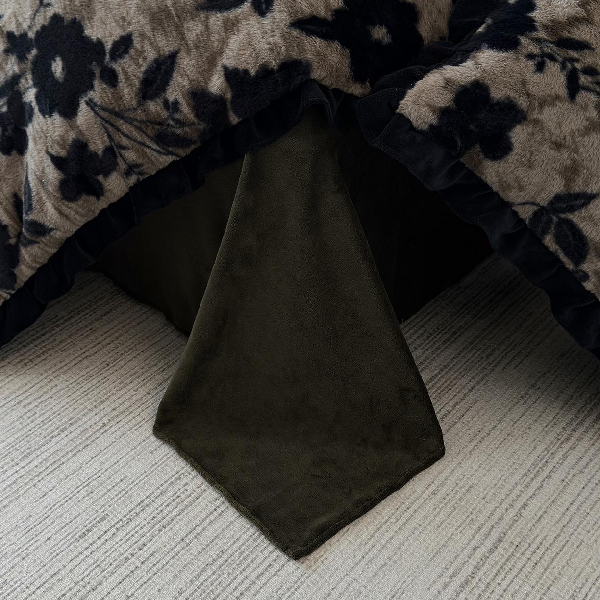 91家纺网 家纺一手货源 找家纺 金艾草 2025新款兔毛法式床单款四件套 简爱