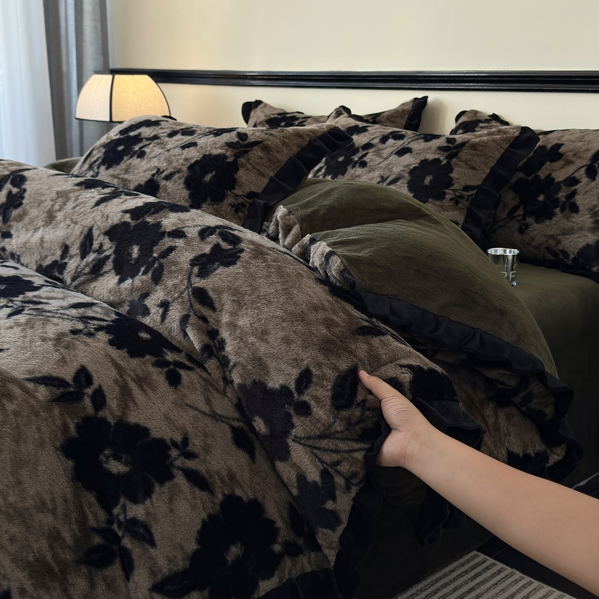 91家纺网 家纺一手货源 找家纺 金艾草 2025新款兔毛法式床单款四件套 简爱