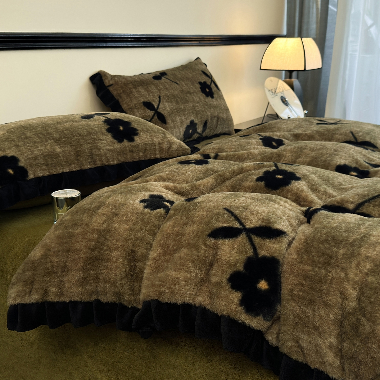 91家纺网 家纺一手货源 找家纺 金艾草 2025新款兔毛法式床单款四件套 繁花咖