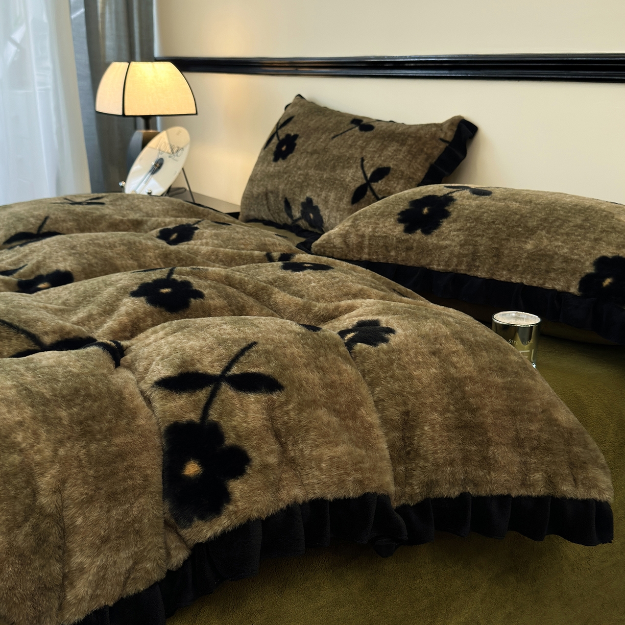 91家纺网 家纺一手货源 找家纺 金艾草 2025新款兔毛法式床单款四件套 繁花咖