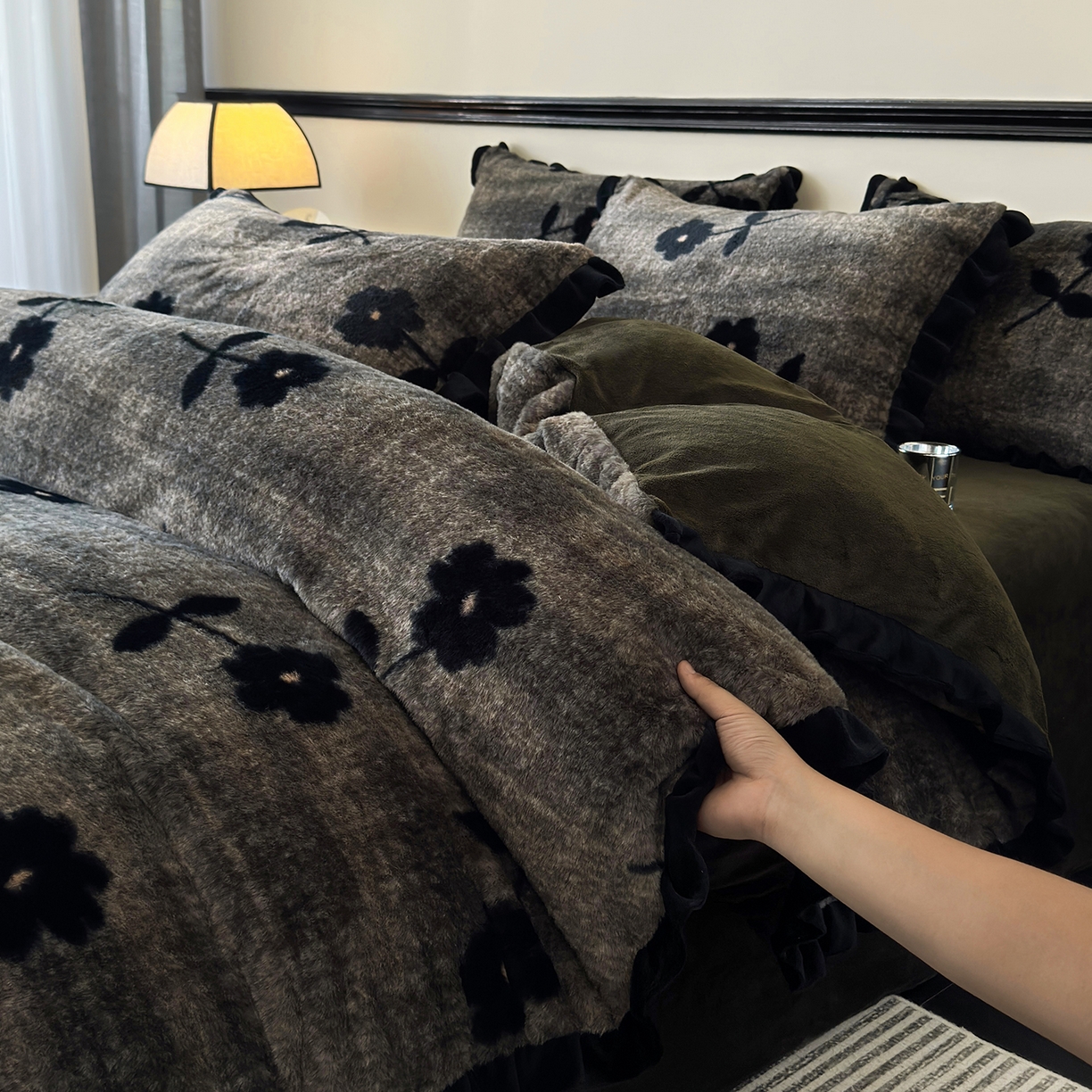 91家纺网 家纺一手货源 找家纺 金艾草 2025新款兔毛法式床单款四件套 繁花灰