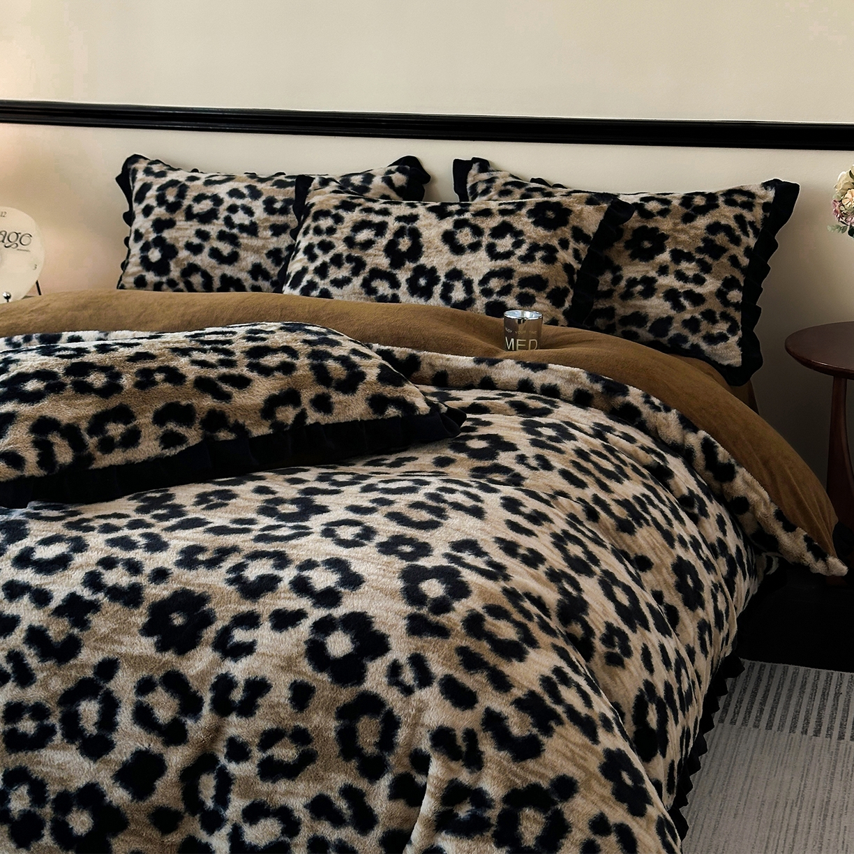 91家纺网 家纺一手货源 找家纺 金艾草 2025新款兔毛法式床单款四件套 豹纹