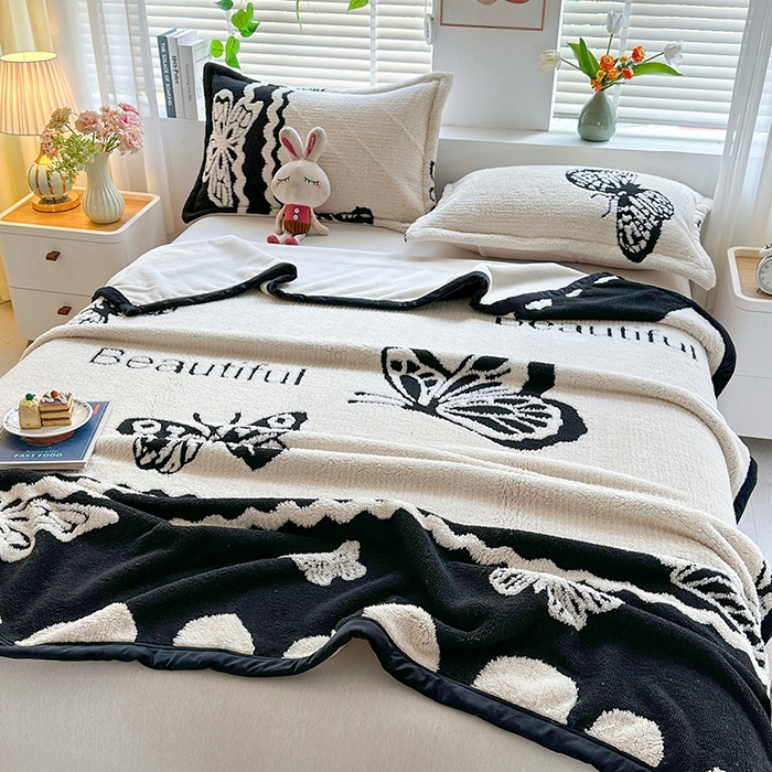 91家纺网 家纺一手货源 找家纺 宜派家纺 2025新款黑白阳离子复合多功能毛毯 英文蝴蝶