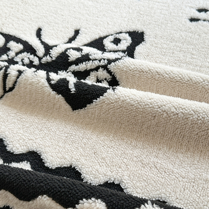 91家纺网 家纺一手货源 找家纺 宜派家纺 2025新款黑白阳离子复合多功能毛毯 英文蝴蝶