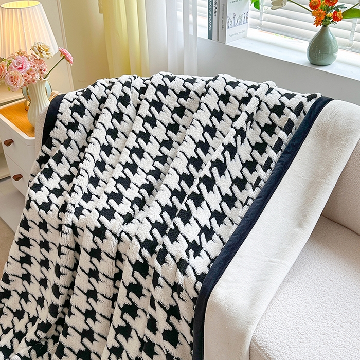 91家纺网 家纺一手货源 找家纺 宜派家纺 2025新款黑白阳离子复合多功能毛毯 千鸟格