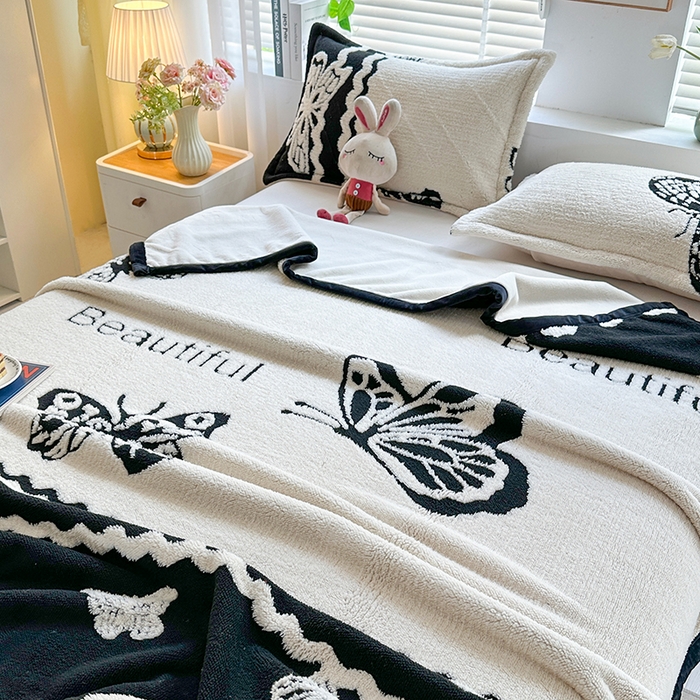91家纺网 家纺一手货源 找家纺 宜派家纺 2025新款黑白阳离子复合多功能毛毯 英文蝴蝶