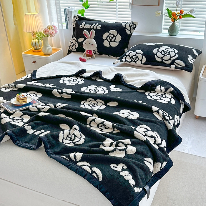 宜派家纺 2025新款黑白阳离子复合多功能毛毯 山茶花