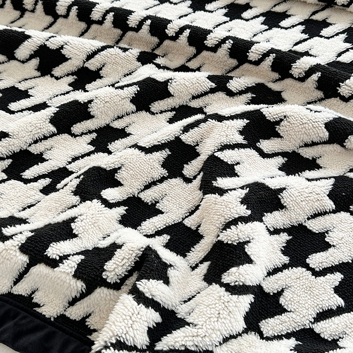 91家纺网 家纺一手货源 找家纺 宜派家纺 2025新款黑白阳离子复合多功能毛毯 千鸟格