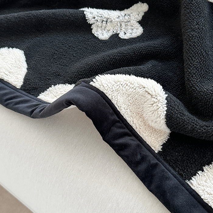 91家纺网 家纺一手货源 找家纺 宜派家纺 2025新款黑白阳离子复合多功能毛毯 英文蝴蝶
