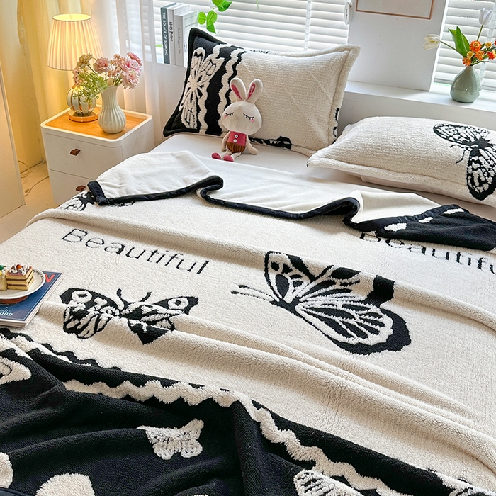 91家纺网 家纺一手货源 找家纺 宜派家纺 2025新款黑白阳离子复合多功能毛毯 英文蝴蝶