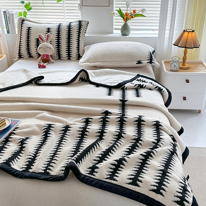 91家纺网 家纺一手货源 找家纺 宜派家纺 2025新款黑白阳离子复合多功能毛毯 节节高