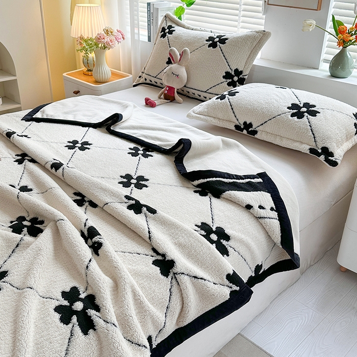 91家纺网 家纺一手货源 找家纺 宜派家纺 2025新款黑白阳离子复合多功能毛毯 爱心花朵