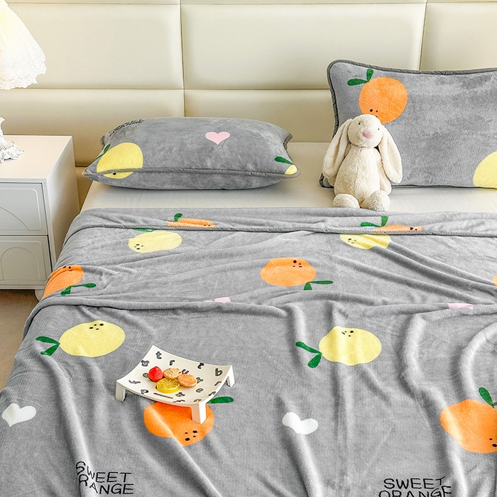 91家纺网 家纺一手货源 找家纺 欧喜璐 2025新款卡通印花加厚牛奶绒多功能毛毯 橘子