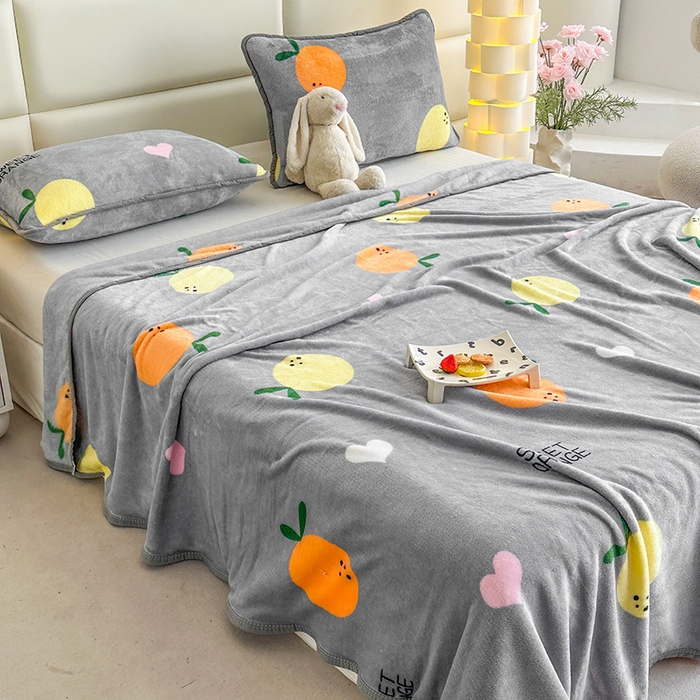 91家纺网 家纺一手货源 找家纺 欧喜璐 2025新款卡通印花加厚牛奶绒多功能毛毯 橘子