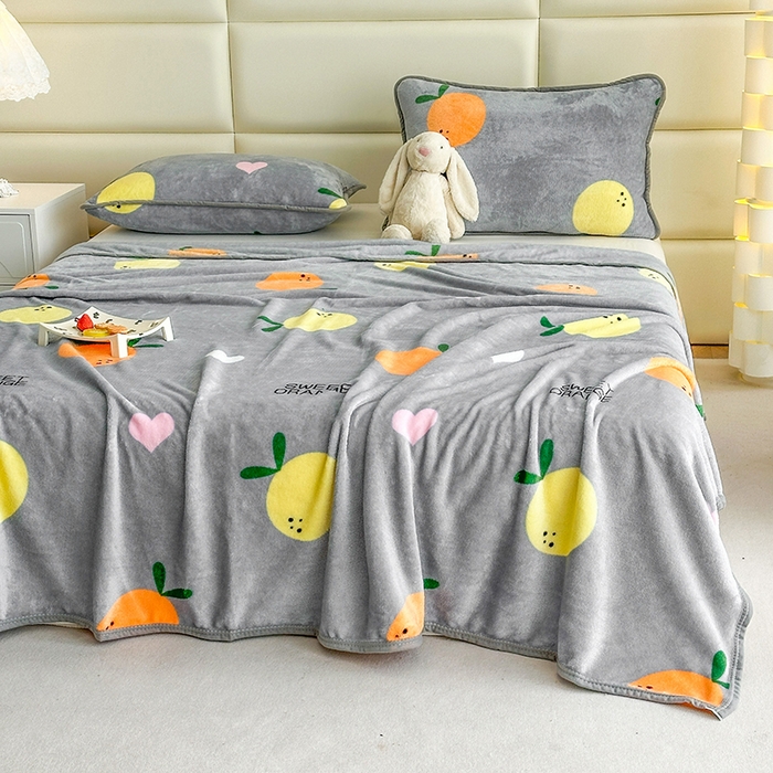 91家纺网 家纺一手货源 找家纺 欧喜璐 2025新款卡通印花加厚牛奶绒多功能毛毯 橘子