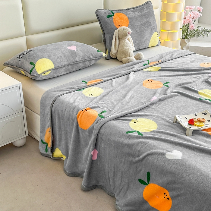 91家纺网 家纺一手货源 找家纺 欧喜璐 2025新款卡通印花加厚牛奶绒多功能毛毯 橘子