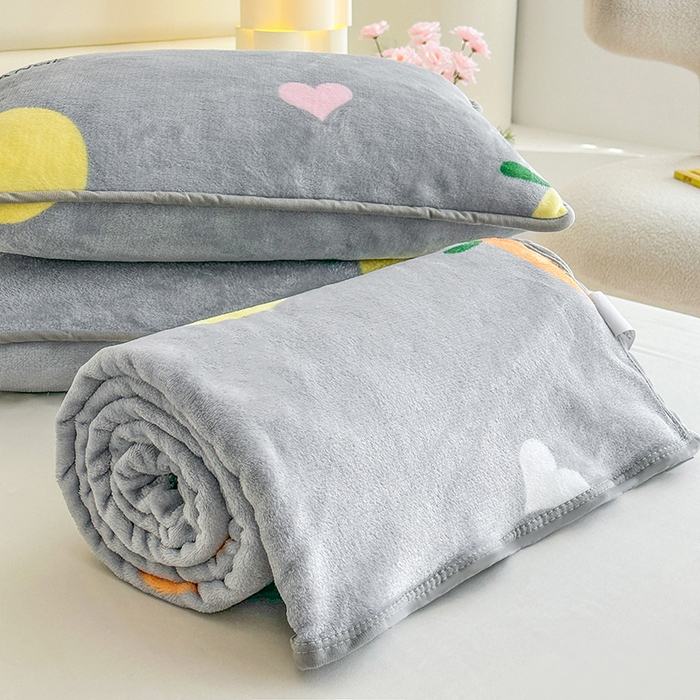 91家纺网 家纺一手货源 找家纺 欧喜璐 2025新款卡通印花加厚牛奶绒多功能毛毯 橘子