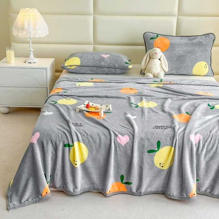 91家纺网 家纺一手货源 找家纺 欧喜璐 2025新款卡通印花加厚牛奶绒多功能毛毯 橘子