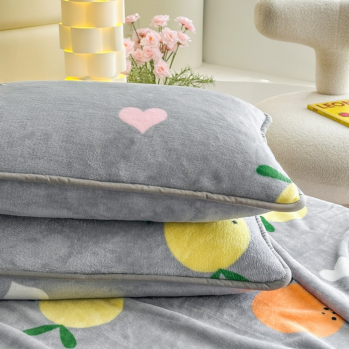 91家纺网 家纺一手货源 找家纺 欧喜璐 2025新款卡通印花加厚牛奶绒多功能毛毯 橘子