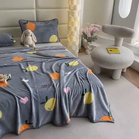 91家纺网 家纺一手货源 找家纺 欧喜璐 2025新款卡通印花加厚牛奶绒多功能毛毯 橘子