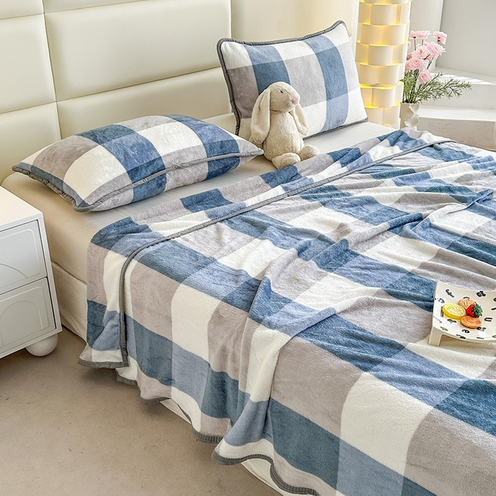 91家纺网 家纺一手货源 找家纺 欧喜璐 2025新款卡通印花加厚牛奶绒多功能毛毯 蓝大格