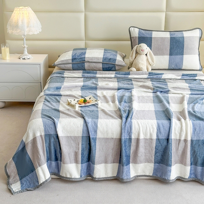 91家纺网 家纺一手货源 找家纺 欧喜璐 2025新款卡通印花加厚牛奶绒多功能毛毯 蓝大格