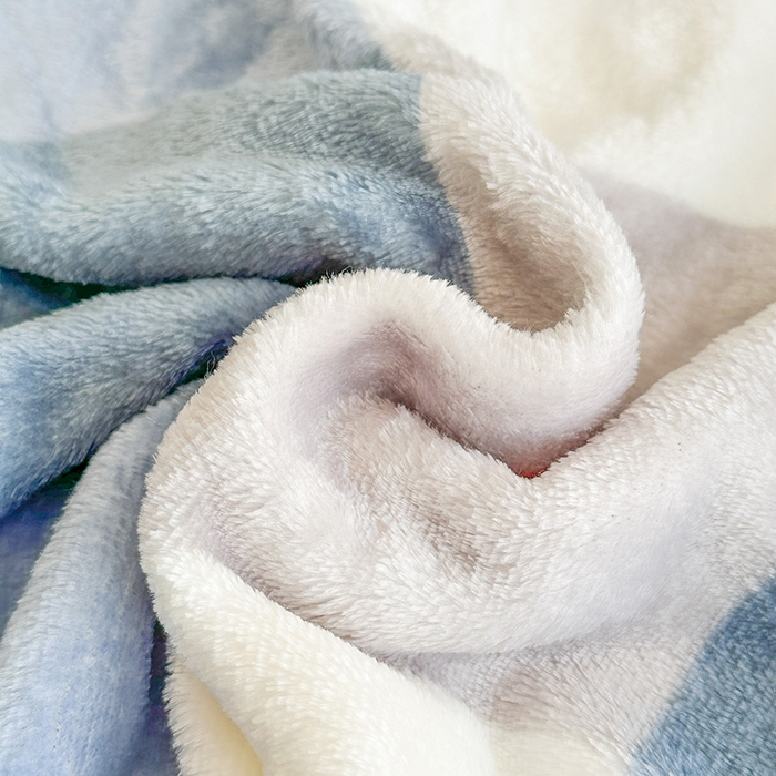 91家纺网 家纺一手货源 找家纺 欧喜璐 2025新款卡通印花加厚牛奶绒多功能毛毯 蓝大格