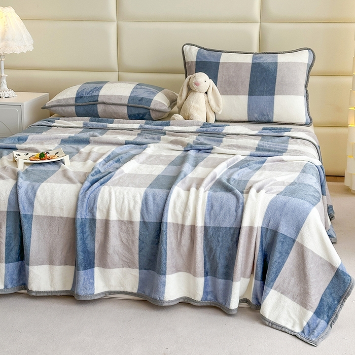 91家纺网 家纺一手货源 找家纺 欧喜璐 2025新款卡通印花加厚牛奶绒多功能毛毯 蓝大格