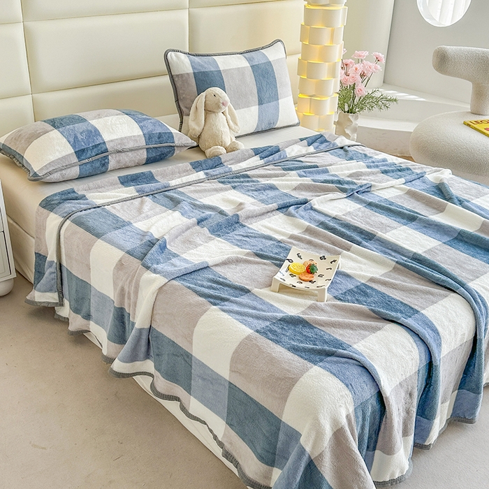 91家纺网 家纺一手货源 找家纺 欧喜璐 2025新款卡通印花加厚牛奶绒多功能毛毯 蓝大格