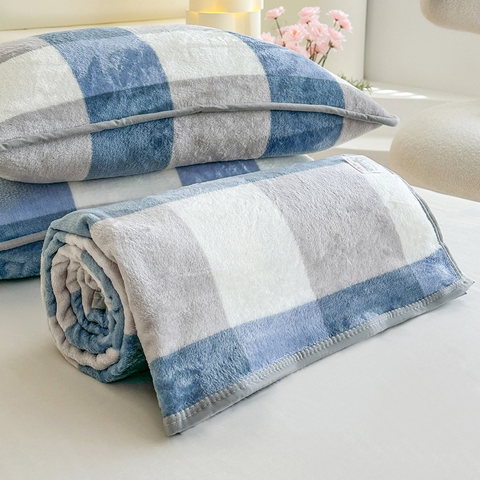 91家纺网 家纺一手货源 找家纺 欧喜璐 2025新款卡通印花加厚牛奶绒多功能毛毯 蓝大格