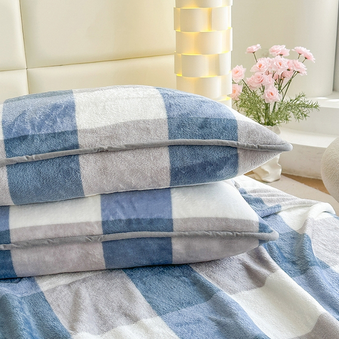 91家纺网 家纺一手货源 找家纺 欧喜璐 2025新款卡通印花加厚牛奶绒多功能毛毯 蓝大格