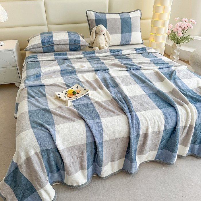 91家纺网 家纺一手货源 找家纺 欧喜璐 2025新款卡通印花加厚牛奶绒多功能毛毯 蓝大格